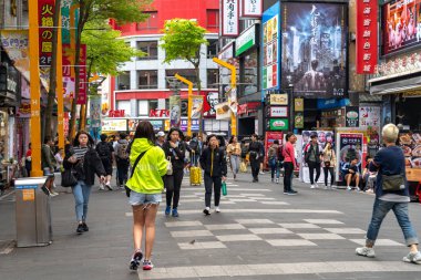 Taipei, Tayvan - 15 Nisan 2019 : Wanhua semtinde ki Ximending sokak pazarı, Taipei. Tayvan popüler bir ilçe, Insanlar gıdalar, mağazalar, film, moda, kafeler, restoranlar için ziyaret.