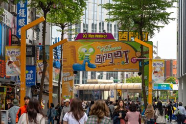 Taipei, Tayvan - 15 Nisan 2019 : Wanhua semtinde, Taipei'de sokak pazarı ön girişi. Tayvan popüler bir ilçe, Insanlar gıdalar, mağazalar, film, moda, kafeler, restoranlar için ziyaret.