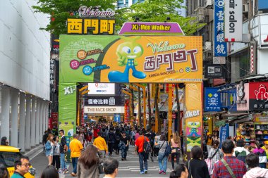 Taipei, Tayvan - 15 Nisan 2019 : Wanhua semtinde, Taipei'de sokak pazarı ön girişi. Tayvan popüler bir ilçe, Insanlar gıdalar, mağazalar, film, moda, kafeler, restoranlar için ziyaret.