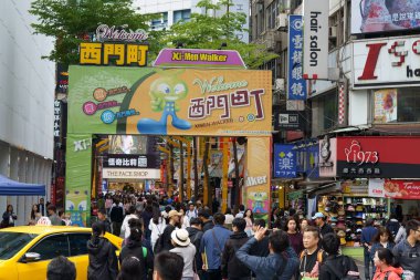 Taipei, Tayvan - 15 Nisan 2019 : Wanhua semtinde, Taipei'de sokak pazarı ön girişi. Tayvan popüler bir ilçe, Insanlar gıdalar, mağazalar, film, moda, kafeler, restoranlar için ziyaret.