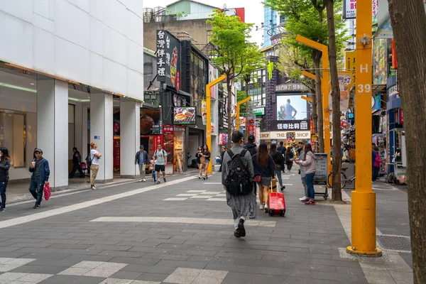 Taipei, Tayvan - 15 Nisan 2019 : Wanhua semtinde ki Ximending sokak pazarı, Taipei. Tayvan popüler bir ilçe, Insanlar gıdalar, mağazalar, film, moda, kafeler, restoranlar için ziyaret.