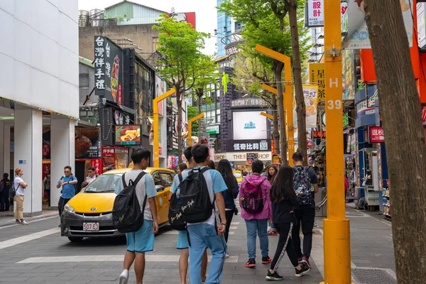 Taipei, Tayvan - 15 Nisan 2019 : Wanhua semtinde ki Ximending sokak pazarı, Taipei. Tayvan popüler bir ilçe, Insanlar gıdalar, mağazalar, film, moda, kafeler, restoranlar için ziyaret.
