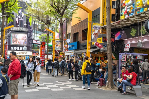 Taipei, Tayvan - 15 Nisan 2019 : Wanhua semtinde ki Ximending sokak pazarı, Taipei. Tayvan popüler bir ilçe, Insanlar gıdalar, mağazalar, film, moda, kafeler, restoranlar için ziyaret.