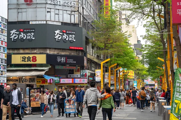 Taipei, Tayvan - 15 Nisan 2019 : Wanhua semtinde ki Ximending sokak pazarı, Taipei. Tayvan popüler bir ilçe, Insanlar gıdalar, mağazalar, film, moda, kafeler, restoranlar için ziyaret.