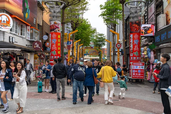 Taipei, Tayvan - 15 Nisan 2019 : Wanhua semtinde ki Ximending sokak pazarı, Taipei. Tayvan popüler bir ilçe, Insanlar gıdalar, mağazalar, film, moda, kafeler, restoranlar için ziyaret.