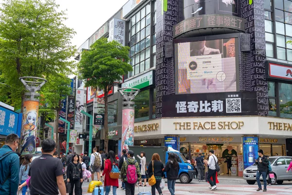 台北、台湾 - 2019年4月15日: 台北市万華地区の西通り市場。台湾で人気のある地区、人々は食べ物、ショップ、映画、ファッション、カフェ、レストランを訪問します. — ストック写真