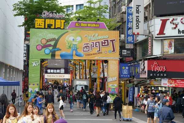 台北，2019年4月15日：台北市万华区西门大街市场前门。台湾的热门地区，人们参观食品，商店，电影，时尚，咖啡馆，餐馆. — 图库照片