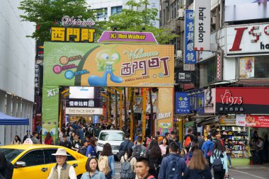 Taipei, Tayvan - 15 Nisan 2019 : Wanhua semtinde, Taipei'de sokak pazarı ön girişi. Tayvan popüler bir ilçe, Insanlar gıdalar, mağazalar, film, moda, kafeler, restoranlar için ziyaret.