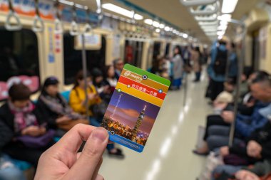 Taipei, Tayvan - 15 Nisan 2019 : Taipei Metrosu'nda metro sistemini kullanarak Bir Günlük Geçiş. Kapılarda taranarak etkinleştirildiğinde, aynı günün sonuna kadar Taipei Metrosu'nda sınırsız seyahat için geçerlidir.