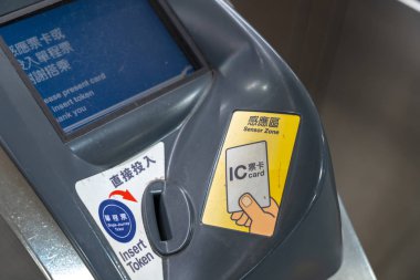 Taipei, Tayvan - 15 Nisan 2019 : Taipei, Tayvan'daki Taipei metro istasyonunun ücret ödeme bölgesi çıkış kapısı