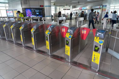Taipei, Tayvan - 15 Nisan 2019 : Taipei, Tayvan'daki Taipei metro istasyonunun ücret ödeme bölgesi çıkış kapısı