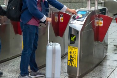Taipei, Tayvan - 15 Nisan 2019 : Yolcular Taipei metro istasyonunun ücret ödeme bölgesi çıkış kapısından geçerken, Taipei, Tayvan'da toplu taşıma ic kartlarına dokunarak