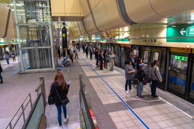 Taipei, Tayvan - 15 Nisan 2019 : Taipei metro istasyonu salonu ve platformu. Metro yolcuları Taipei Metro sisteminin muazzam yeraltı ağı üzerinden yürümek.