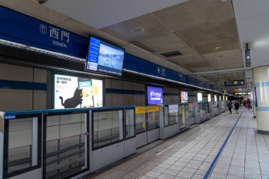 Taipei, Tayvan - 15 Nisan 2019 : Taipei metro istasyonu salonu ve platformu. Metro yolcuları Taipei Metro sisteminin muazzam yeraltı ağı üzerinden yürümek.