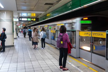 Taipei, Tayvan - 15 Nisan 2019 : Taipei metro istasyonu salonu ve platformu. Metro yolcuları Taipei Metro sisteminin muazzam yeraltı ağı üzerinden yürümek.