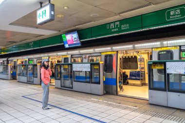 Taipei, Tayvan - 15 Nisan 2019 : Taipei metro istasyonu salonu ve platformu. Metro yolcuları Taipei Metro sisteminin muazzam yeraltı ağı üzerinden yürümek.