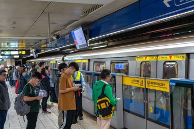 Taipei, Tayvan - 15 Nisan 2019 : Taipei metro istasyonu salonu ve platformu. Metro yolcuları Taipei Metro sisteminin muazzam yeraltı ağı üzerinden yürümek.