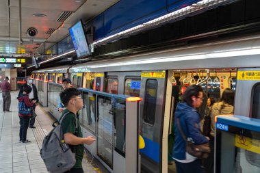 Taipei, Tayvan - 15 Nisan 2019 : Taipei metro istasyonu salonu ve platformu. Metro yolcuları Taipei Metro sisteminin muazzam yeraltı ağı üzerinden yürümek.