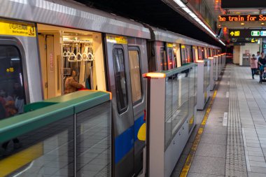 Taipei, Tayvan - 15 Nisan 2019 : Taipei metro istasyonu salonu ve platformu. Metro yolcuları Taipei Metro sisteminin muazzam yeraltı ağı üzerinden yürümek.