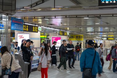 Taipei, Tayvan - 15 Nisan 2019 : Taipei metro istasyonu salonu ve platformu. Metro yolcuları Taipei Metro sisteminin muazzam yeraltı ağı üzerinden yürümek.