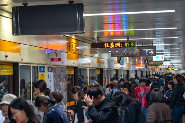 Taipei, Tayvan - 15 Nisan 2019 : Taipei metro istasyonu salonu ve platformu. Metro yolcuları Taipei Metro sisteminin muazzam yeraltı ağı üzerinden yürümek.