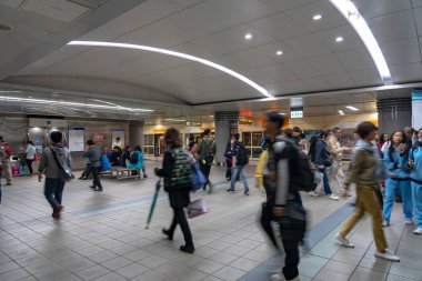 Taipei, Tayvan - 15 Nisan 2019 : Taipei metro istasyonu salonu ve platformu. Metro yolcuları Taipei Metro sisteminin muazzam yeraltı ağı üzerinden yürümek.