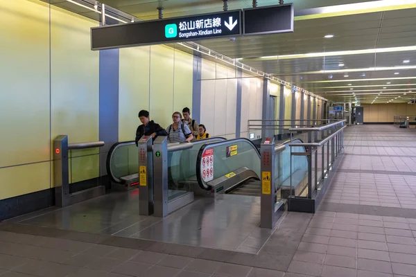 Taipei, Taiwan - 15 avril 2019 : Hall et quai de la station de métro Taipei. Les passagers du métro traversent l'énorme réseau souterrain du métro de Taipei . — Photo