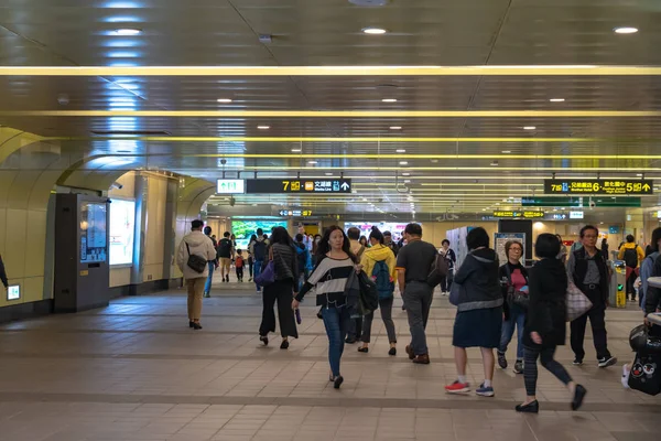 Taipei, taiwan - 15. april 2019: taipei metrostation halle und bahnsteig. U-Bahn-Passagiere gehen durch das riesige U-Bahn-Netz der Taipeh-U-Bahn. — Stockfoto