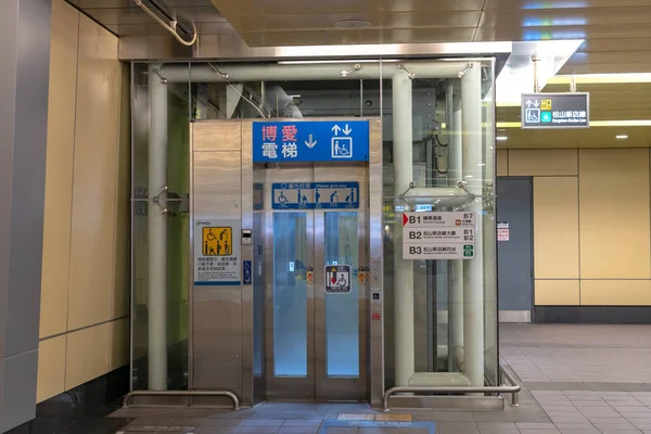 Tajpej, Tajwan-15 kwietnia, 2019: Stacja metra Taipei hali i platformy. Pasażerowie metra chodzić po ogromnej sieci podziemnej Taipei Metro system. — Zdjęcie stockowe