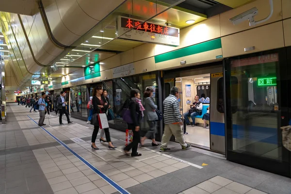 Taipei, taiwan - 15. april 2019: taipei metrostation halle und bahnsteig. U-Bahn-Passagiere gehen durch das riesige U-Bahn-Netz der Taipeh-U-Bahn. — Stockfoto