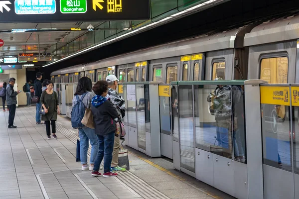 台北、台湾 - 2019年4月15日:台北地下鉄駅ホールとプラットフォーム。地下鉄の乗客は台北地下鉄システムの巨大な地下鉄ネットワークを歩く. — ストック写真