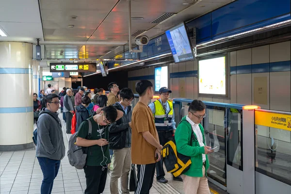 台北、台湾 - 2019年4月15日:台北地下鉄駅ホールとプラットフォーム。地下鉄の乗客は台北地下鉄システムの巨大な地下鉄ネットワークを歩く. — ストック写真
