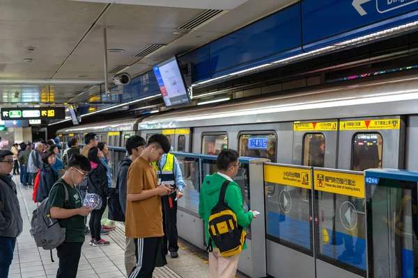 Taipei, taiwan - 15. april 2019: taipei metrostation halle und bahnsteig. U-Bahn-Passagiere gehen durch das riesige U-Bahn-Netz der Taipeh-U-Bahn. — Stockfoto