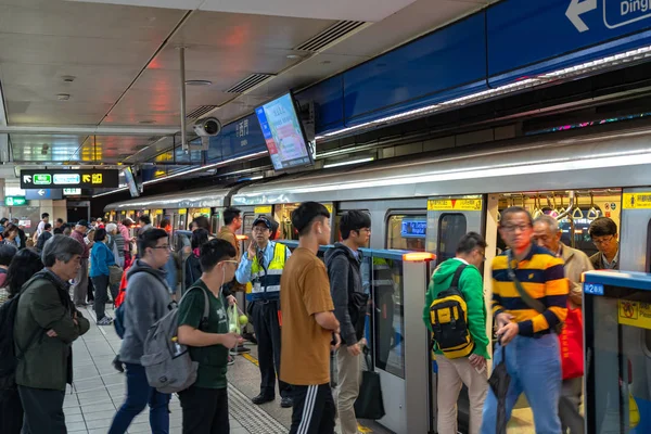 Taipei, taiwan - 15. april 2019: taipei metrostation halle und bahnsteig. U-Bahn-Passagiere gehen durch das riesige U-Bahn-Netz der Taipeh-U-Bahn. — Stockfoto