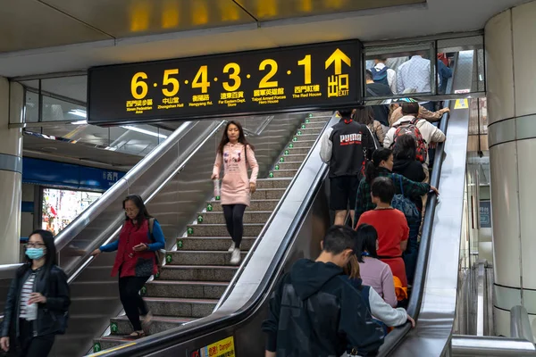 대만 타이페이 - 2019년 4월 15일 : 타이베이 지하철역 홀 및 플랫폼. 지하철 승객은 타이베이 지하철 시스템의 거대한 지하 네트워크를 통해 걸어. — 스톡 사진