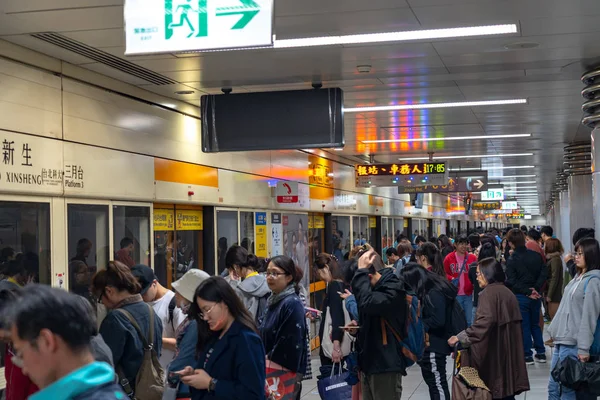 Taipei, Taiwan - 15 de abril de 2019: Taipei metro station hall and platform. Passageiros do metrô caminham pela enorme rede subterrânea do sistema de metrô de Taipei . — Fotografia de Stock