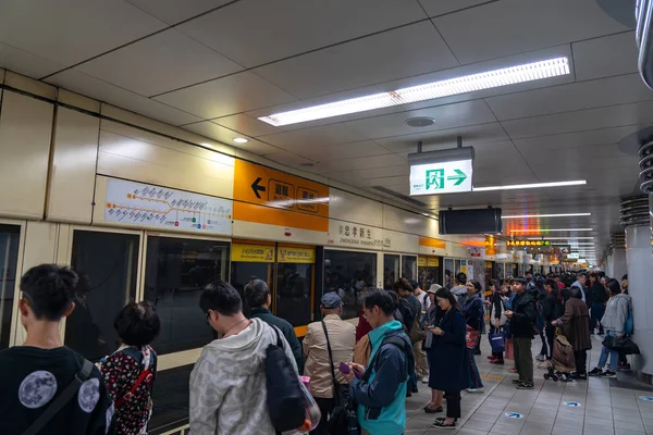 Taipei, Taiwan - 15 de abril de 2019: Taipei metro station hall and platform. Passageiros do metrô caminham pela enorme rede subterrânea do sistema de metrô de Taipei . — Fotografia de Stock