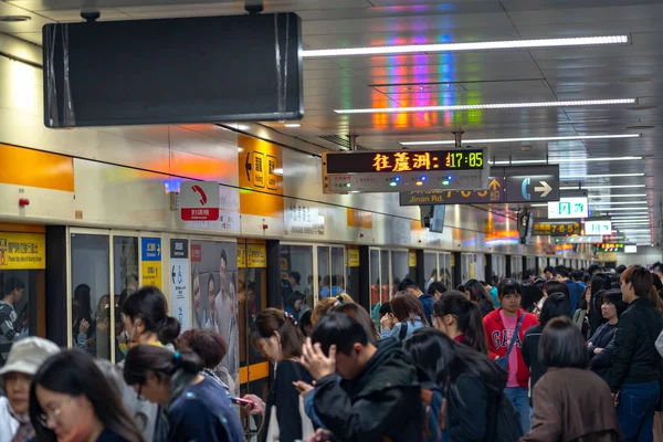 台北、台湾 - 2019年4月15日:台北地下鉄駅ホールとプラットフォーム。地下鉄の乗客は台北地下鉄システムの巨大な地下鉄ネットワークを歩く. — ストック写真