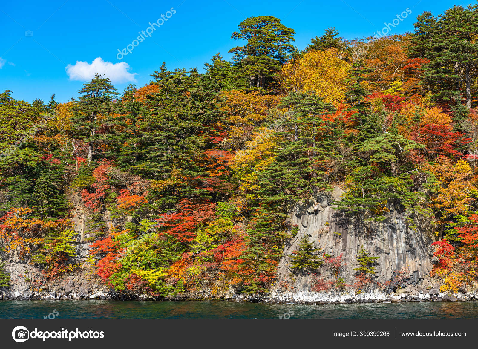 美丽的秋叶风景 秋天充满了绚丽的色彩 从托瓦达湖观光游轮景色 晴朗的蓝天 水 白云 阳光明媚的天背景 青森 日本 图库照片 C Shawn Ccf 美丽的秋叶风景 秋天充满了绚丽的色彩 从托瓦达湖观光游轮景色 晴朗的蓝天 水 白云 阳光明媚的天背景 青森 日本 图库照片 C Shawn Ccf