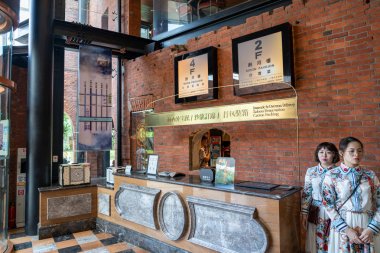 Miyahara'nın iç dekorasyonu. Bir kırmızı tuğla mimarisi eski oftalmoloji kliniği çay, tatlı ve Taichung yemek için popüler bir dönüm noktası haline getirilmiştir, Tayvan - 27 Ağustos 2019