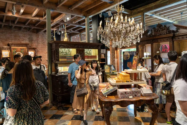 Innendekoration von Miyahara. eine alte Augenklinik in roter Backsteinarchitektur wurde in ein beliebtes Wahrzeichen für Tee, Dessert und Speisen in Taichung, Taiwan, verwandelt - 27. August 2019 — Stockfoto