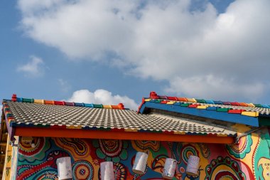 Gökkuşağı köyü. Evin üzerine renkli grafitiler boyandı. İnsanların duvarlarda renkli resimler ve illüstrasyonlar görebilirsiniz popüler bir seyahat yer. Taichung, Tayvan - 27 Ağustos 2019