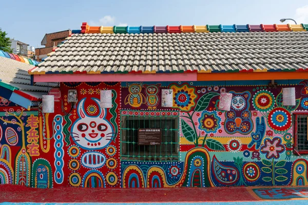 Tęczowa wioska. Kolorowe graffiti malowane na dom. Popularnym miejscem podróży, gdzie ludzie mogą oglądać kolorowe obrazy i ilustracje na ścianach. Taichung, Tajwan-27 sierpnia, 2019 — Zdjęcie stockowe