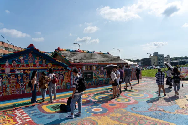 Turyści odwiedzają wioskę Rainbow, kolorowe graffiti malowane na domu. Cel podróży, gdzie ludzie mogą oglądać kolorowe obrazy i ilustracje na ścianach. Taichung, Tajwan-27 sierpnia, 2019 — Zdjęcie stockowe