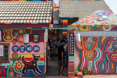 Turistler Gökkuşağı köy, renkli grafiti ev boyalı ziyaret edin. İnsanların duvarlardaki renkli resimleri ve illüstrasyonları görebileceği bir seyahat yeri. Taichung, Tayvan - 27 Ağustos 2019