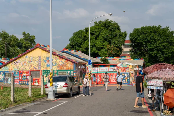 Turyści odwiedzają wioskę Rainbow, kolorowe graffiti malowane na domu. Cel podróży, gdzie ludzie mogą oglądać kolorowe obrazy i ilustracje na ścianach. Taichung, Tajwan-27 sierpnia, 2019 — Zdjęcie stockowe