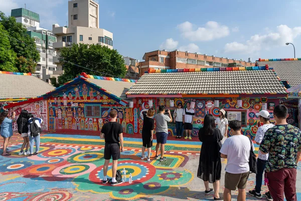 Turyści odwiedzają wioskę Rainbow, kolorowe graffiti malowane na domu. Cel podróży, gdzie ludzie mogą oglądać kolorowe obrazy i ilustracje na ścianach. Taichung, Tajwan-27 sierpnia, 2019 — Zdjęcie stockowe