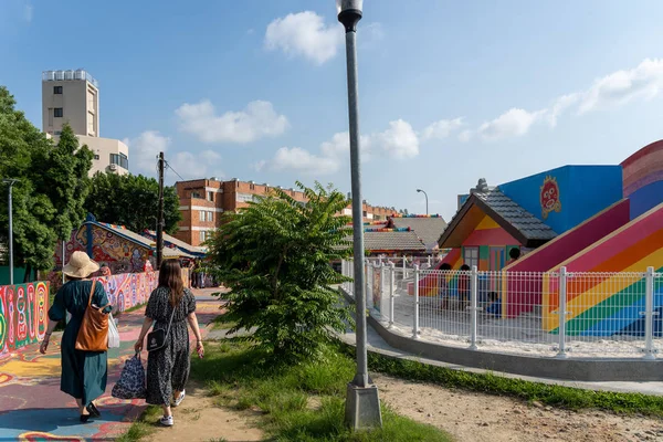 Туристы посещают в деревне Радуга, красочные граффити, написанные на доме. Путешествие, где люди могут увидеть красочные картины и иллюстрации на стенах. Тайчжун, Тайвань - AUG 27, 2019 — стоковое фото