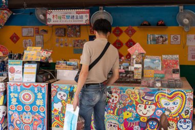 Rainbow köyünde hediyelik eşya dükkanı, renkli grafiti ev boyalı. İnsanların duvarlardaki renkli resimleri ve illüstrasyonları görebileceği bir seyahat yeri. Taichung, Tayvan - 27 Ağustos 2019