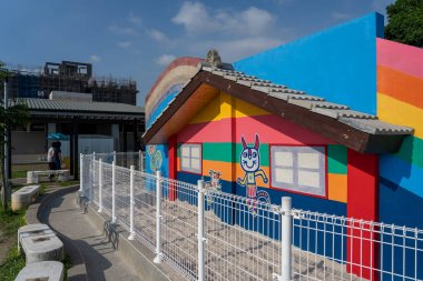 Gökkuşağı köyü. Evin üzerine renkli grafitiler boyandı. İnsanların duvarlarda renkli resimler ve illüstrasyonlar görebilirsiniz popüler bir seyahat yer. Taichung, Tayvan - 27 Ağustos 2019